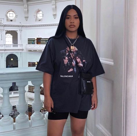 SLYDE - RATE OUTFITS on Instagram: “Comment your best pick up line 😉” Balenciaga Tshirt, Mode Dope, Biker Shorts Outfit, Chill Outfits, Streetwear Fashion Women, Dope Outfits, Fashion Week Street Style, Komplette Outfits, Mode Vintage