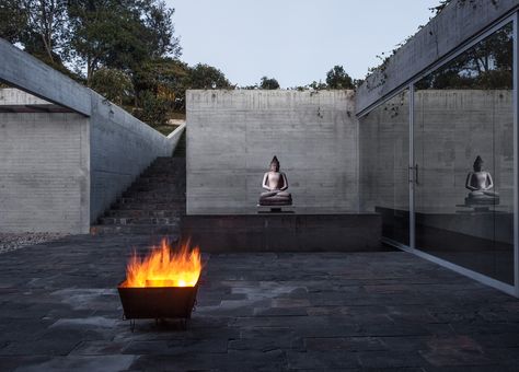 Gallery of Kamadhenu Yoga Studio / Carolina Echevarri + Alberto Burckhardt - 6 Concrete Courtyard, Court Yard, Sport Center, Fountain Design, Studios Architecture, Cultural Architecture, Farm Stay, Yoga Room, Meditation Practices