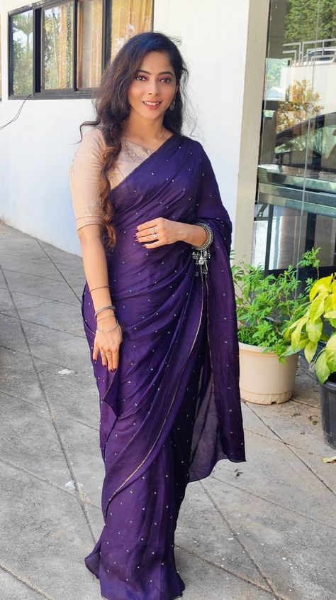 Elegant purple color saree look Voilet Saree Combination Blouse, Violet Saree Blouse Combination, Purple Color Combinations Outfit, Purple Saree Blouse Combination, Purple Saree Look, Purple Color Saree, Purple Sarees, Office Lookbook, Gold Saree Blouse