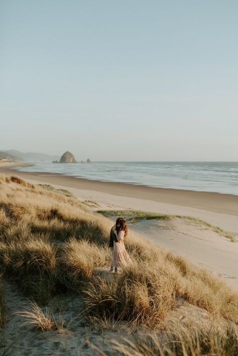 Cannon Beach Engagement Session - Anais Possamai Photography Monterey Engagement Photos, Oregon Beach Photoshoot, Cannon Beach Maternity Photos, Cannon Beach Photoshoot, Canon Beach Elopement, Beach Engagement Shoot Ideas, Cannon Beach Oregon Photography, Canon Beach Engagement Photos, Cannon Beach Engagement Photos