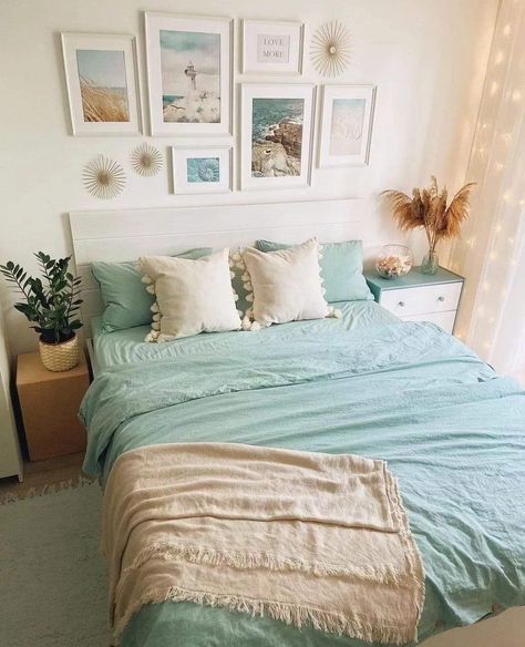 Beachy Bedroom Aesthetic Ideas, Beach Theme Apartment Decor, Room Ideas Aesthetic Ocean Theme, Modern Beach Theme Bedroom, Ocean Boho Bedroom, Costal Themed Bedroom, Beach Themed Dorm Room, Costal Bedroom Aesthetic, Beachy Aesthetic Bedroom