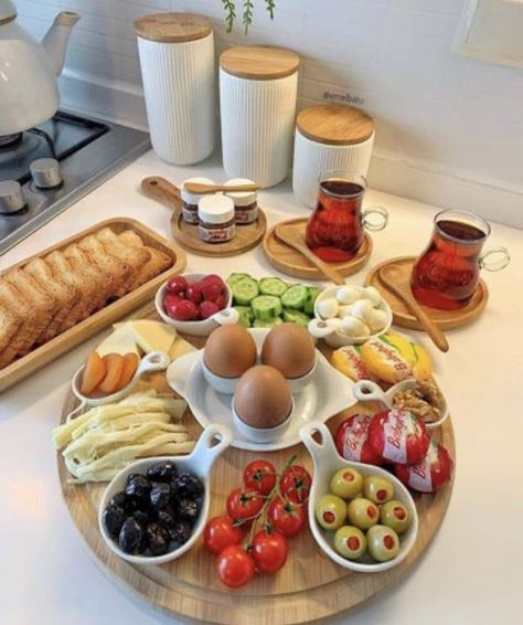 Brunch Food Display, Breakfast Presentation, Afghan Food Recipes, Healthy Brunch Recipes, Breakfast Platter, Brunch Food, Amazing Food Decoration, Catering Ideas Food, Party Food Platters