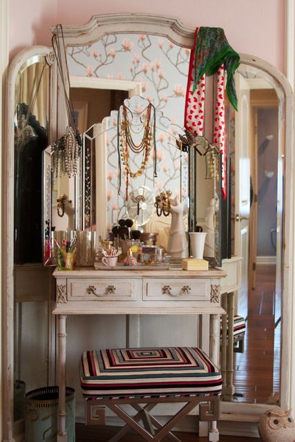 Fabulous, elegant, enormous mirror behind a charming vanity mirror.  Really beautiful.  Lots and lots of light moved around the room. Mirror And Dressing Table Ideas, Small Corner Dressing Table Ideas, Three Fold Mirror, Small Vanity Ideas Bedroom Vintage, Bohemian Vanity Ideas, Small Vintage Vanity, Vintage Vanity Aesthetic, Romantic Vanity, Dressing Table Vintage