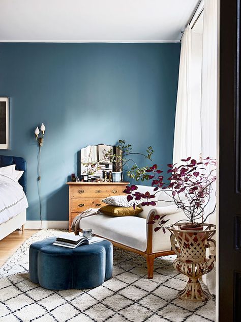 13 Non-White Bedrooms That Still Feel Serene Bohemian Chic Home, Blue Bedroom Walls, Jin Jang, Blue Wall Colors, 아파트 인테리어, Interior Modern, Blue Rooms, Design Del Prodotto, Blue Bedroom