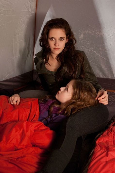 Bryce Howard, Twilight Renesmee, Twilight Saga Breaking Dawn, Kristen Stewart Movies, Twilight Quotes, Twilight 2008, Twilight Saga Series, Beau Film, Mackenzie Foy