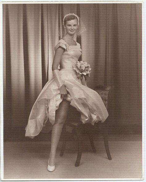 Saucy bridal portrait, 1950s.  Love the short dress... Bride Dress Vintage, Vintage Wedding Photos, Vintage 1950s Dresses, Bridal Portrait, Wedding Gowns Vintage, Vintage Style Wedding, Brides Wedding Dress, Vintage Bride, Bride Look