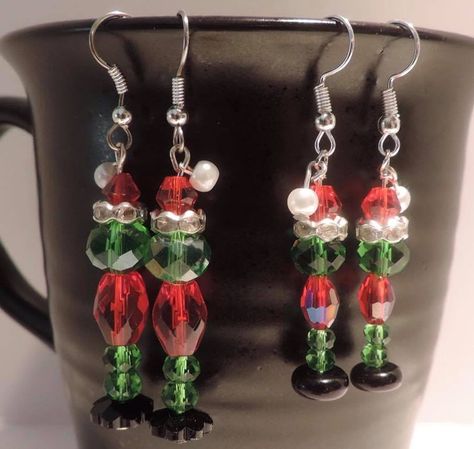 Grinch Earrings, Diy Christmas Earrings, Gnome Earrings, Beaded People, Grinch Crafts, Christmas Jewelry Diy, Christmas Craft Show, Holiday Beading, Beaded Earrings Diy