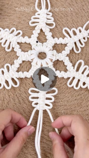 Jewish Macrame, Macrame Snowflakes Diy Easy, Macrame Stocking Diy, Macrame Snowman Ornament, Easy Christmas Macrame, Macrame Snowflakes Diy Tutorial, Macrame Ornament Tutorial, Easy Macrame Christmas Ornaments, Macrame Christmas Ornaments Tutorials