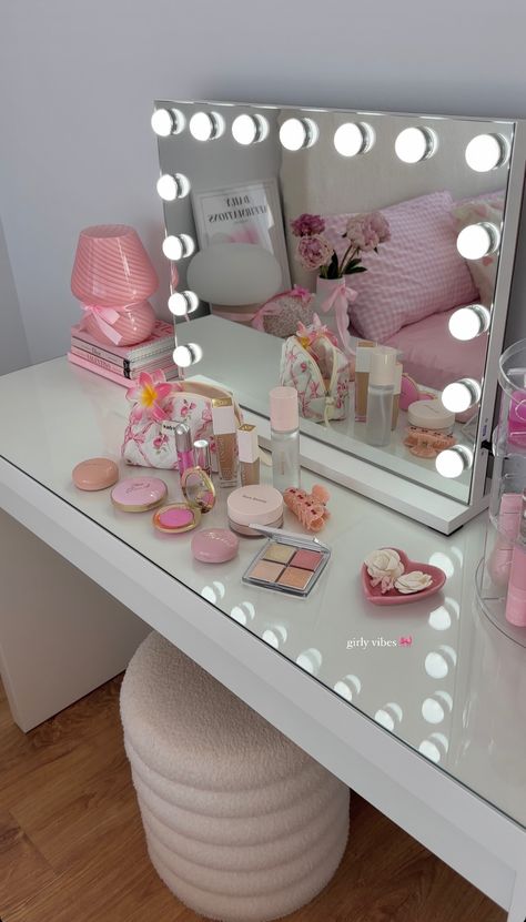 Girly Vanity Ideas, Vanity Ideas Bedroom Aesthetic, Beauty Room Aesthetic, Vanity Inspo Aesthetic, Vanity Mirror Aesthetic, Makeup Vanity Aesthetic, Girly Vanity, Aesthetic Vanity, Vanity Pink