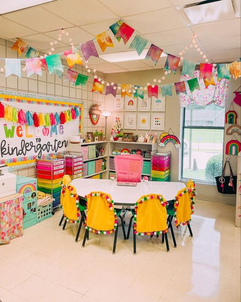 Modern Preschool Classroom Design, Kindergarten Decorations Classroom, Classroom Inspo Preschool, Kg2 Classroom Decoration, Cute Pre K Classroom Themes, Classroom Ideas For Preschool, Pre K Classroom Decorations Ideas, Kindergarten Room Decor, Classroom Decor Diy Ideas