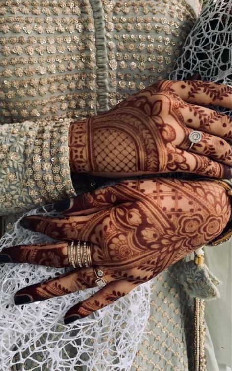 Mehandi Ideas, Dragon Women, Short Mehndi Design, Indian Mehndi Designs, Modern Henna Designs, Rose Mehndi Designs, Mehndi Design Pictures, Modern Mehndi Designs, Engagement Mehndi Designs