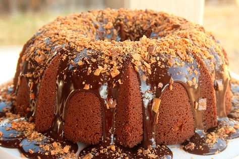 Jolts & Jollies: Peanut Butter Bundt Cake with Chocolate Butterfinger Ganache Peanut Butter Bundt Cake, Butter Bundt Cake, Sweet Green Beans, Lemon Pie Bars, Peanut Butter Cake, Butter Recipes, Cheesecake Cupcakes, Winter Cake, Pound Cakes