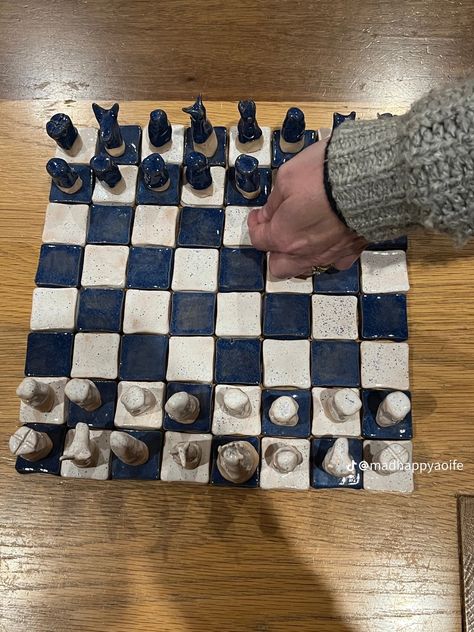 Homemade Chess Board, Clay Chess Board, Ceramic Chess Board, Diy Chess Board, Hand Building Pottery Ideas, Clay Chess, Ceramic Chess Set, Pottery Games, Clay Tray