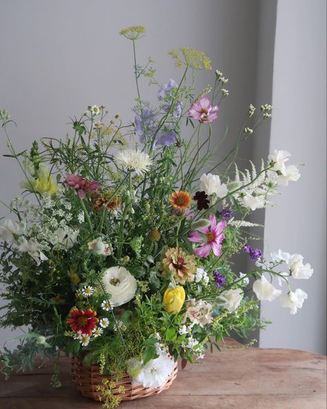 Herb Flower Arrangements, Fall Wildflower Arrangements, Wildflower Floral Arrangements, Messy Bouquet, Chrysanthemum Arrangement, Herbal Bouquet, Wild Floral Arrangements, Wild Flower Arrangements, Cottage Wedding