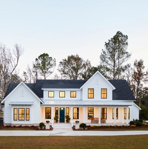 White Farmhouse Exterior, Farmhouse Exterior Design, Casas Coloniales, Modern Farmhouse Design, Modern Farmhouse Exterior, Casa Exterior, House With Porch, Design Exterior, Modern Farmhouse Plans