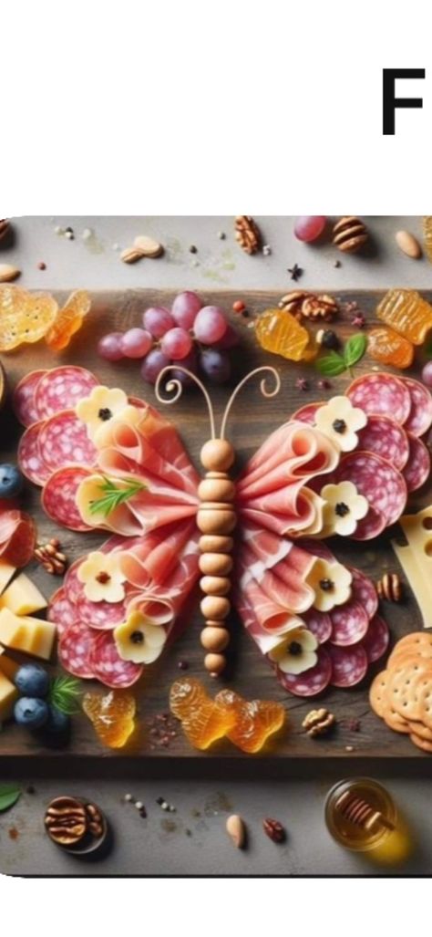 Fancy Veggie Tray, Charcuterie Board Meats, Charcuterie Appetizers, Simple Family Meals, Decorações Com Comidas, Food Art For Kids, Amazing Food Decoration, Party Food Buffet, Amazing Food Art