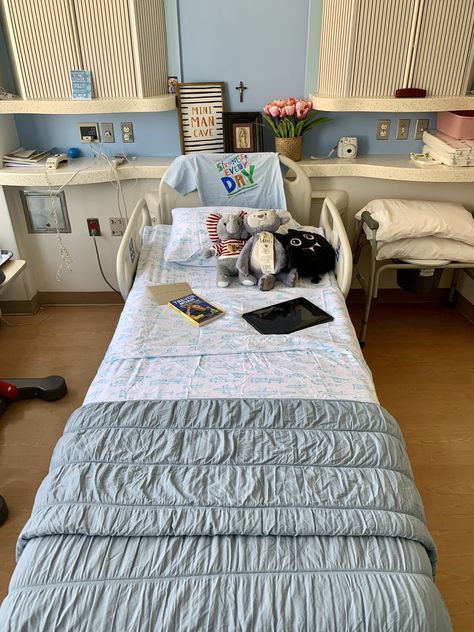 Hospital Room decoration, so your loved one can feel like home. Decorated Hospital Rooms, Aesthetic Hospital Room, Decorate Hospital Room, Hospital Room Aesthetic, Hospital Room Decorations, Ap Studio Art Portfolio, Hospital Core, Chemo Care Package, Chemo Care