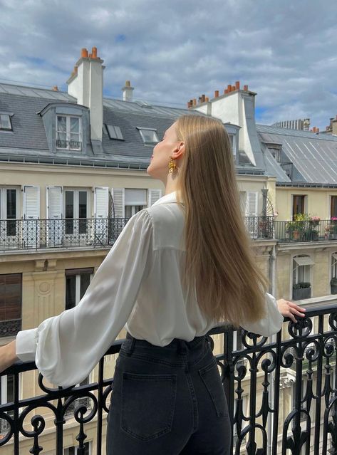 How to Airy Dry Your Hair the French Way 2023 French Hair Products, French Hair Accessories, French Haircare, French Hairstyles, Best Hair Conditioner, Air Dry Cream, Loose Buns, Towel Dry Hair, Air Dry Hair