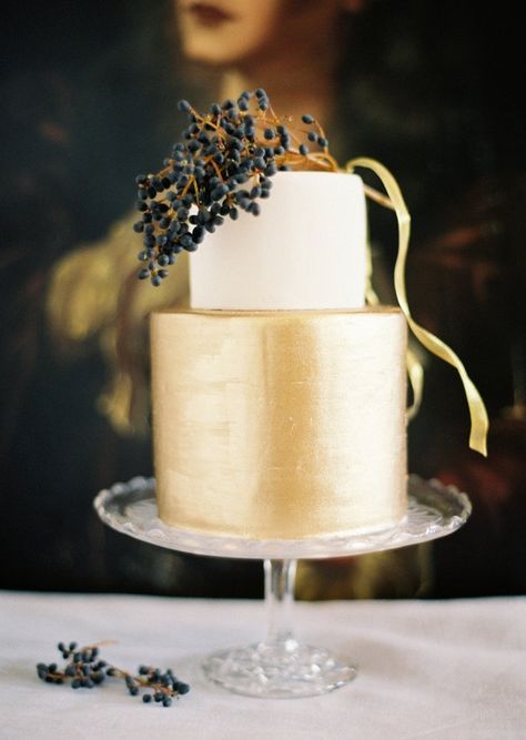 Let Them Eat… Gold? 20 Gorgeous Metallic Cakes Metallic Cake, White And Gold Wedding, Naked Cakes, Gateaux Cake, Gold Cake, Gold Wedding Cake, Wedding Cake Inspiration, Cupcake Cake, Wedding Cake Designs