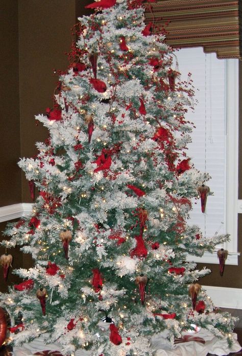 All I want for Christmas is a Cardinal Christmas Tree...loving this Cardinal Christmas Tree, Cardinal Tree, Cardinal Decor, Traditional Family Room, Cardinal Christmas, Farmhouse Style Christmas, Traditional Family, Minimalist Christmas Tree, Christmas Cardinals