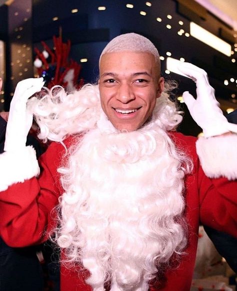 Mbappe Christmas, French Santa, Funny Football Pictures, Santa Is Coming To Town, Real Madrid Video, Santa Is Coming, Football Christmas, Anime Boy Hair, Cristiano Ronaldo Wallpapers