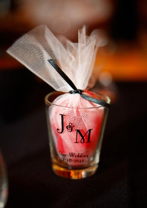 Wedding Favors, red, shot glasses, candy Wedding Favours Shots, Glass Wedding Favors, Shot Glass Favors, Lila Party, Wedding Favour Ideas, Modern Wedding Favors, Shot Glasses Wedding Favors, Wedding Shot Glasses, Heart Wedding Favors