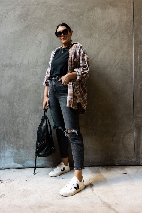 Casual fall outfit with open flannel worn with sneakers and ripped denim. Rust Flannel Outfit, Target Flannel Outfits, Outfits With Flannel Shirts For Women, Burgundy Flannel Outfit, Styling Mens Flannel For Women, Flannel With Overalls, Flannel Jeans Outfit, Long Flannel Outfit, How To Style Flannel Shirt Women