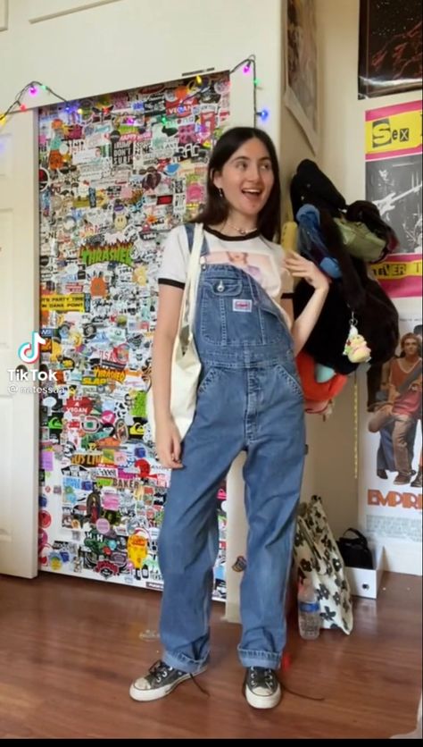 Dungarees Outfit Women, Denim Dungarees Outfit, Looks Com All Star, Dungaree Outfit, Outdoorsy Style, Overalls Fashion, Overall Outfit, Denim Dungarees, Fits Inspo