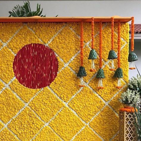 Marigold Flower Decoration Ideas Marigold Flower Decoration, Flower Wall Decor Diy, Leaf Decor Wedding, Flower Decoration Ideas, Yellow Backdrop, India Decor, Home Flower Decor, Decor Backdrop, Wedding Background Decoration