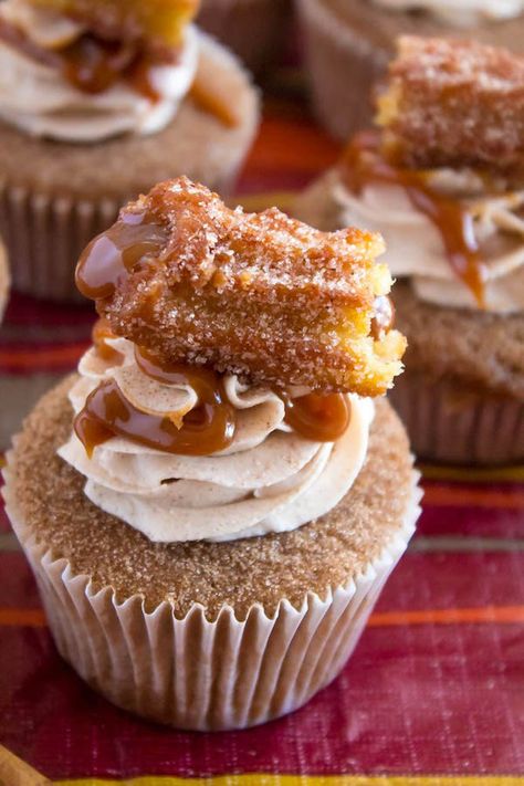 Take your favourite cinnamon/sugar treat and turn it into cupcakes! These Dulce de Leche Churro Cupcakes are a must for Cinco de Mayo! Soft and fluffy cinnamon cupcakes, filled with gooey dulce de leche, dipped in cinnamon sugar, topped with cinnamon buttercream and a dulce de leche filled churro! Churro Tres Leches Cupcakes, Tajin Cupcakes, Mexican Inspired Cupcakes, 3 Leches Cupcakes, Churro Cupcakes With Box Cake, Churro Bar Ideas, Over The Top Cupcakes, Mexican Theme Desserts, Mazapan Cupcakes