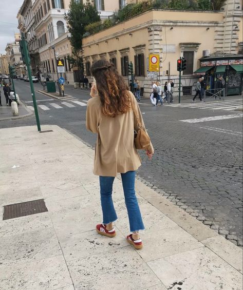 Gazelle Adidas, Jeans Beige, Beige Blazer, Roman Fashion, Cropped Flare Jeans, Cropped Flares, Tres Chic, Effortless Chic, Adidas Gazelle