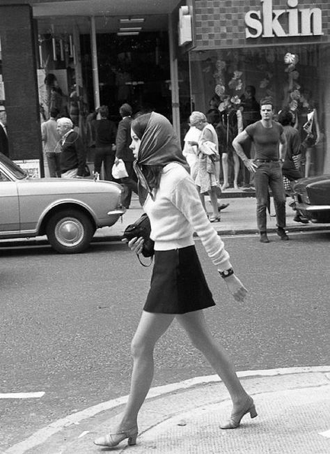 70s Mode, Fashion 60s, Swinging London, Tokyo Street Fashion, 60s 70s Fashion, Carnaby Street, Woman Walking, Model Pose, Swinging Sixties