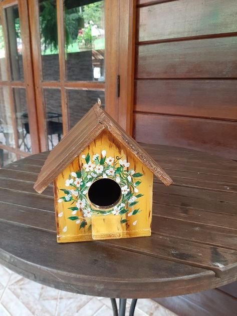 Tiny Bird Houses Painted, Aesthetic Bird House Painting, Mini Birdhouse Painting Ideas, Wooden Bird Houses Painted, Painted Bird Houses Ideas, Bird House Painting Ideas, Birdhouse Painting Ideas, Farmhouse Birdhouse, Bird House Painting