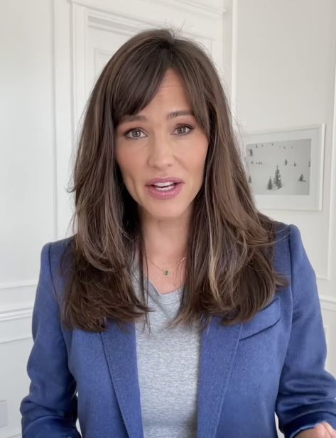 Jennifer Garner Hair, Jennifer Gardner, Hair Highlights And Lowlights, Brunette Hair With Highlights, Short Straight Hair, How To Style Bangs, Hair Color And Cut, Jennifer Garner, Makati