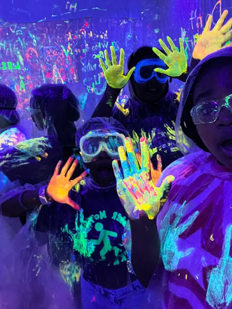 Glow In The Dark Neon Birthday Party, Thirteen Birthday Party Ideas, Glow Paint Party, Neon Paint Party, 17th Birthday Party Ideas, Neon Face Paint, Night Pool Party, Glow In Dark Party, Neon Birthday Party