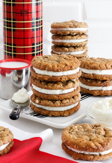 Homemade Oatmeal Cream Pies Oatmeal Cream Pie Cookies, Homemade Oatmeal Cream Pies, Cookies Sandwich, Oatmeal Cream Pie, Oatmeal Pie, Cream Pie Filling, Oatmeal Creme Pie, Vanilla Cream Filling, Oatmeal Cream Pies