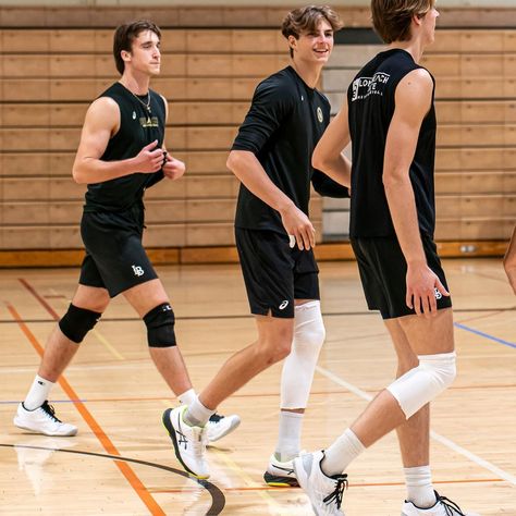 Mens Volleyball, Volleyball Inspiration, Volleyball Workouts, Volleyball Drills, Teen Boy Outfits, Blonde Guys, Volleyball Players, Attractive Guys, Handsome Actors