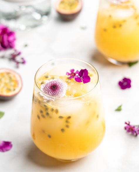 This gorgeous cocktail just screams summer, with the tropical passion fruit, bubbly club soda, and flavorful gin. Blueberry Gin, Gin Fizz Cocktail, Cocktail Inspiration, Cocktail Food, Fizz Cocktail, Drink Party, Passion Fruit Juice, Tea Food, Mango Margarita