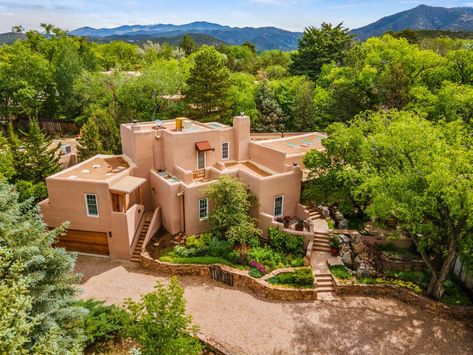 5 Adobe-Style Homes In The American Southwest - Forbes Global Properties Pueblo Style Homes Exterior, Southwest Adobe Homes, Santa Fe New Mexico Homes, New Mexico Aesthetic Home, Adobe Homes Exterior, Southwest Home Design, Pueblo Style Homes, New Mexico Style Home, Pueblo Style House