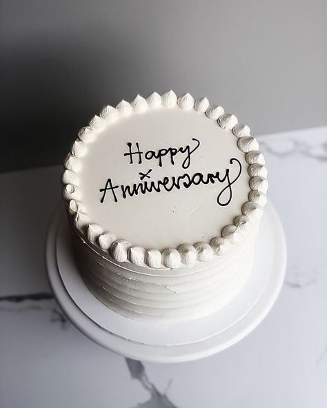 White Anniversary Cake, Kue Anniversary, Happy Wedding Anniversary Cake, Chocolate Anniversary Cake, Chocolate Writing, Happy Anniversary Cake, Anniversary Quotes For Couple, Happy Anniversary Cakes, Happy Anniversary Quotes