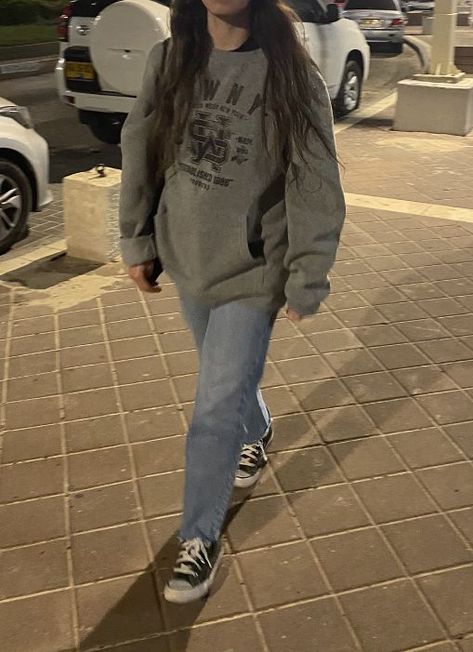 Baggy Clothes Outfit With Converse, Sweater Jeans Converse Outfit, Crew Neck And Baggy Jeans Outfit, Baggy Sweatshirt Aesthetic, Baggy Clothes With Converse, Hoodie And Jeans Aesthetic, Women In Baggy Jeans, Soft Baggy Aesthetic, Slightly Baggy Jeans Outfit