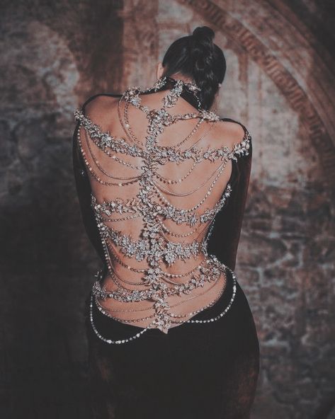 Backless Chain Dress, Chain Back Dress, Backless Dress With Chains, Open Back Shirt Outfit, Prom 2k24, Shirt With Chains, Chain Shirt, Open Back Shirt, Prom Dress Inspo