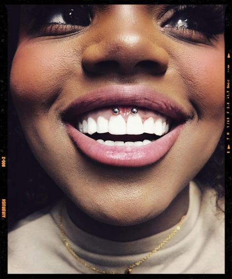 Smiley Piercing - Piercing Idea Smiley Piercing On Black Women, Smiley Piercing Aesthetic, A Smiley Piercing, Frenulum Piercing, Smile Piercing, Piercing Aesthetic, Body Decor, Smiley Piercing, Pretty Ear Piercings