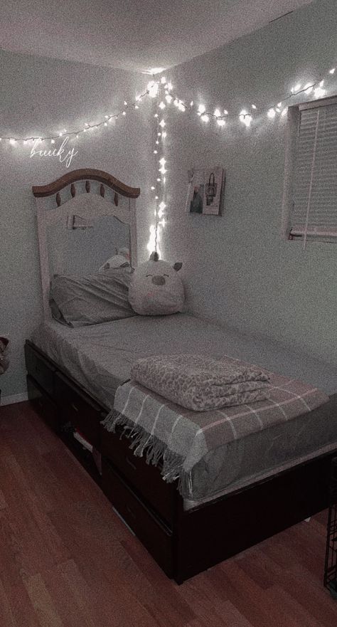 Twin Bed Rooms Ideas Aesthetic, Simple Christmas Lights, Small Room Ideas, Bed Simple, Blue Bedroom Decor, Future Room, Small Room Decor, Room Ideas Aesthetic, Twin Bedroom