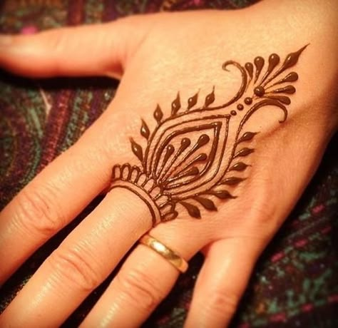 Henne Tattoo, Simple Christmas Nails, Jagua Henna, Tattoo Designs Hand, Henna Drawings, Foot Henna, Tato Henna, Henna Inspo, Henna Tattoo Hand