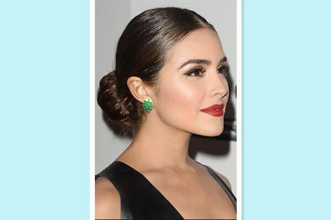 low bun hairstyle on red carpet Middle Part Wedding Hairstyles, Debs Hairstyles, Low Bun Braid, Parted Hair, Formal Hairdos, Hairstyles Buns, Center Part Hairstyles, Buns Hairstyles, Low Bun Hairstyle