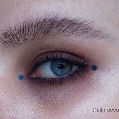 Revolution Eyeshadow, Eyeshadow For Brown Eyes, Blue Eyeliner, Makeup Tutorial Eyeshadow, Smink Inspiration, Essence Cosmetics, Lip Paint, Blue Makeup, Halloween Make