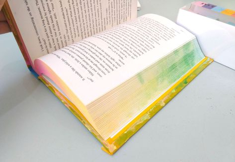 Edges Tutorial, Edge Ideas, Book Edges, Old Book Art, Book Boxes, Diy Sprays, My Books, Bottle Painting, Diy Book