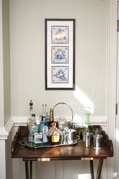 Mirror Bar Tray, Tabletop Bar Setup, Butler Table Decor, Bar Cart Dining Room Ideas, Bar Tray Styling Display, Alcohol Set Up For Party, Cocktail Tray Display, Bar Tray Styling, Liquor Table