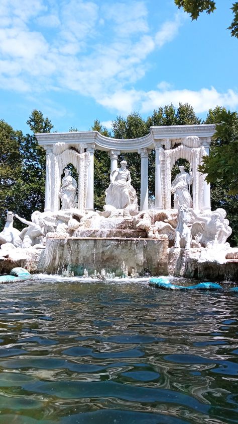 aesthetic water fountain Water Palace Aesthetic, Bloxburg Water Fountain Ideas, Warehouse Hangout, Fontaine Aesthetic, Pretty Statues, Fancy Fountain, Fountain Wallpaper, Fountain Aesthetic, Roblox Builds